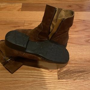 Born women boots size 7. Barely worn.